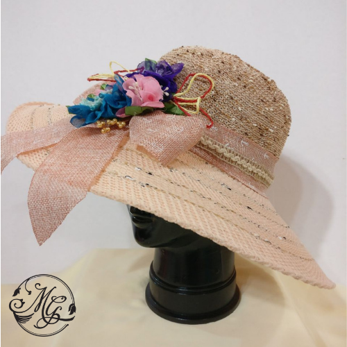 Sombrero con adornos con flores en tonos rosa-azul-lila