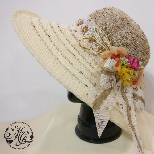 Sombrero con aplicaciones de flores tonos rosa-amarillo-naranja