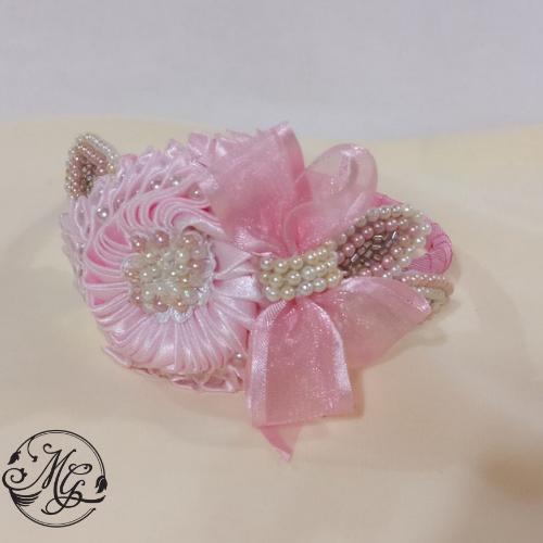 Vincha con detalle en flor kanzashi y bordado con perlas